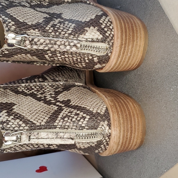 🎉HP🎉! Dolce Vita ⭐️NWT⭐️ Size 7 Snake Print Stella Booties! ❤❤❤ - Picture 6 of 16